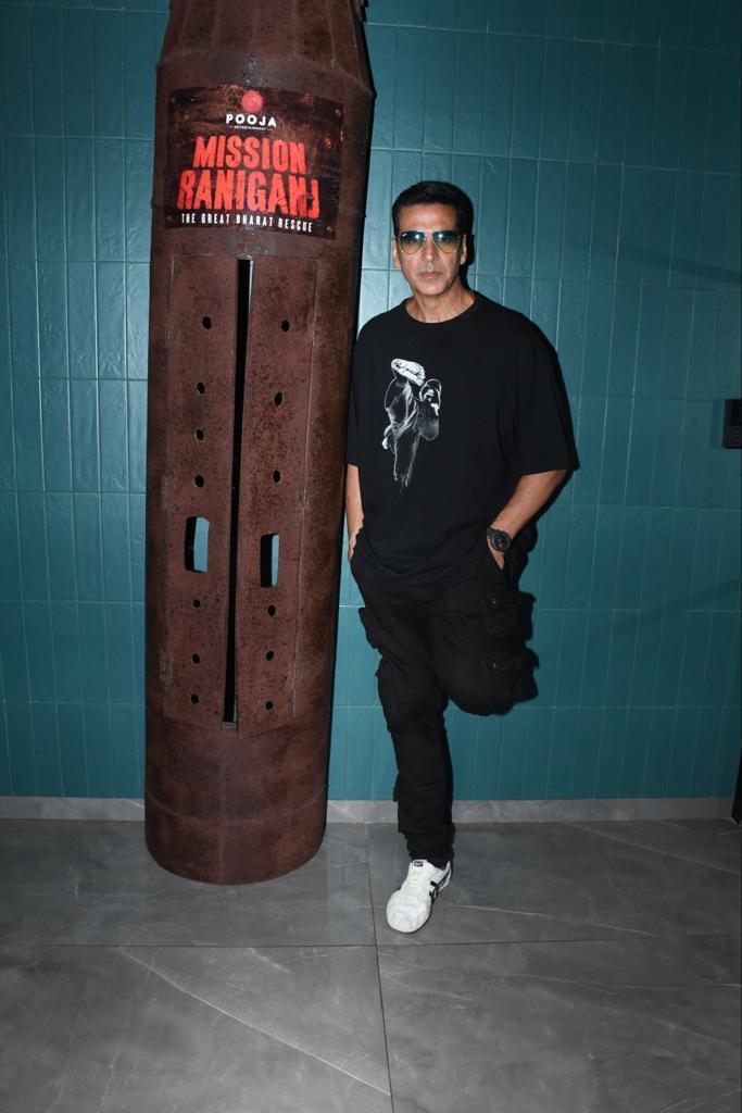 Akshay Kumar joined her in the promotions for 'Mission Raniganj' at Pooja entertainment office